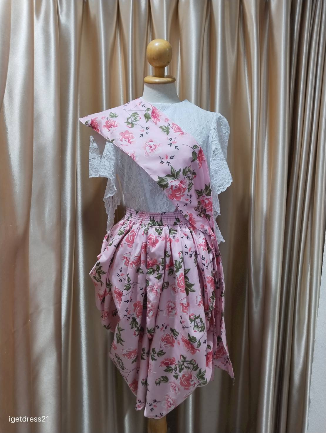 โจงกระเบนลายไทย พร้อมสไบสีชมพูลายดอกไม้ไซส์ L 36 (ไม่รวมเสื้อขาว)
