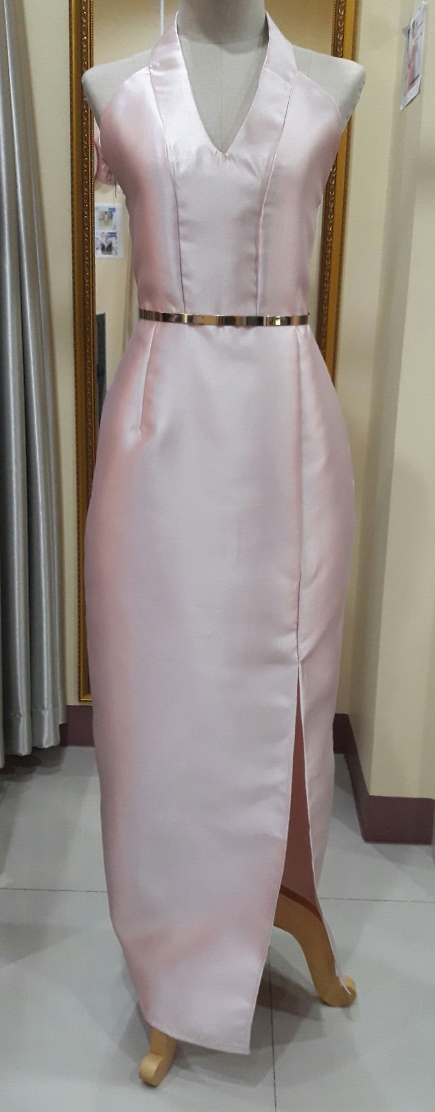 ชุดราตรียาวสีชมพูคอวีเปิดไหล่ (XL)