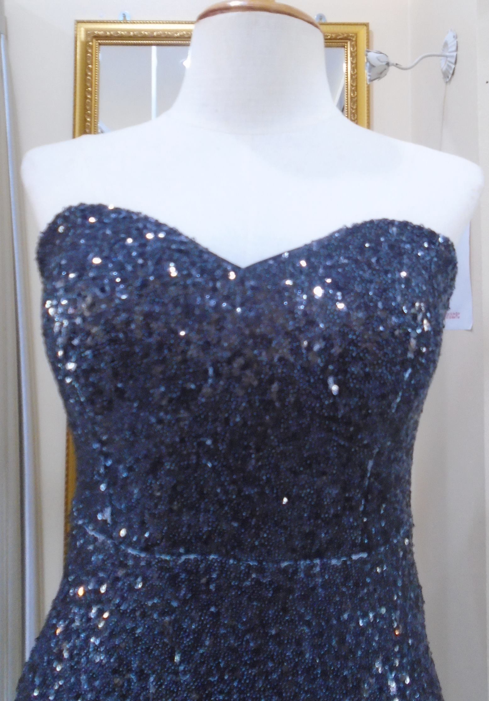 (PRE-LOVED) ราตรียาวสีดำปักเลี่ยมสานหลังเลื่อมชายเหลือง(ฟรีไซส์) มือ2