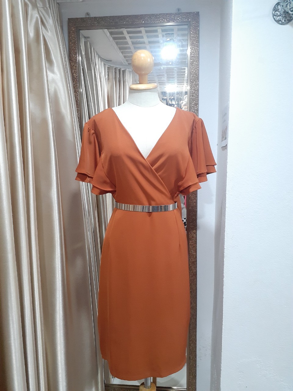 (PRE-LOVED) เดรสสีส้มคอวีอกไขว้ จับจีบแขนระบายพริ้วพรางต้นแขน ผ้าเครป (3XL)