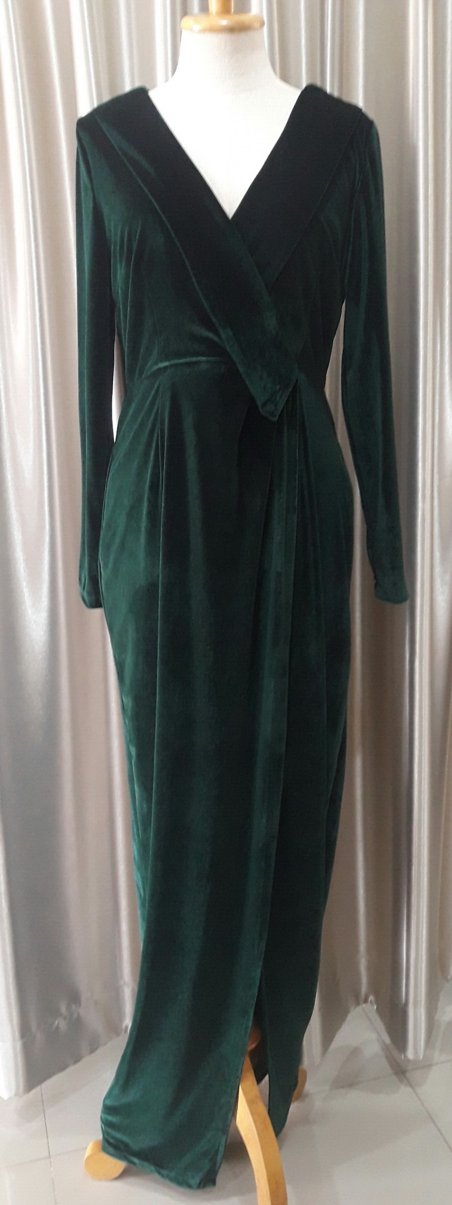 ชุดราตรียาวสีเขียวผ้ากำมะหยี่ Size : M