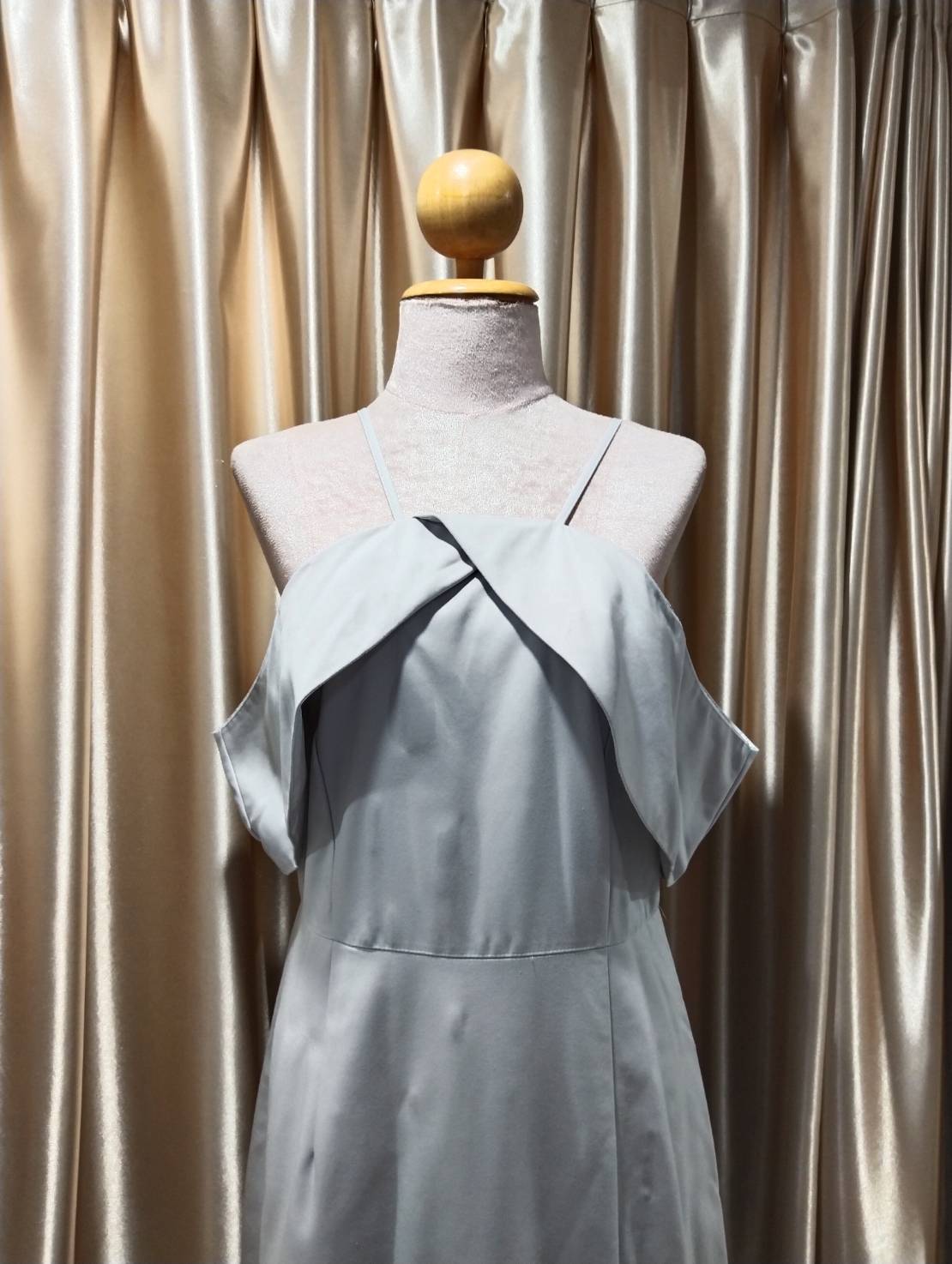 (PRE-LOVED) ราตรียาวสีเทาสายเดี่ยวคู่ปิดแขน L