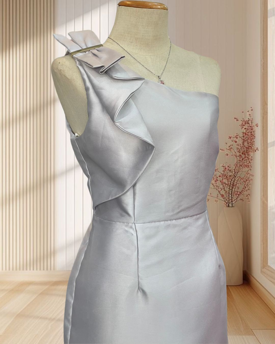 (PRE-LOVED) ราตรีสั้นสีเทา ผ้าไหมเทียม บ่าเฉียง แต่งโบว์ ไซส์ L