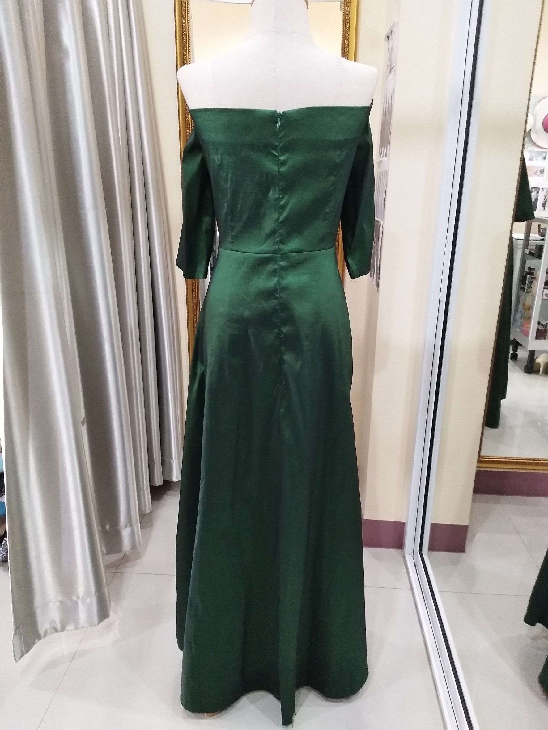 (PRE-LOVED) ราตรียาวสีเขียวเข้มปาดไหล่มีแขนกระโปรงบาน (2XL)