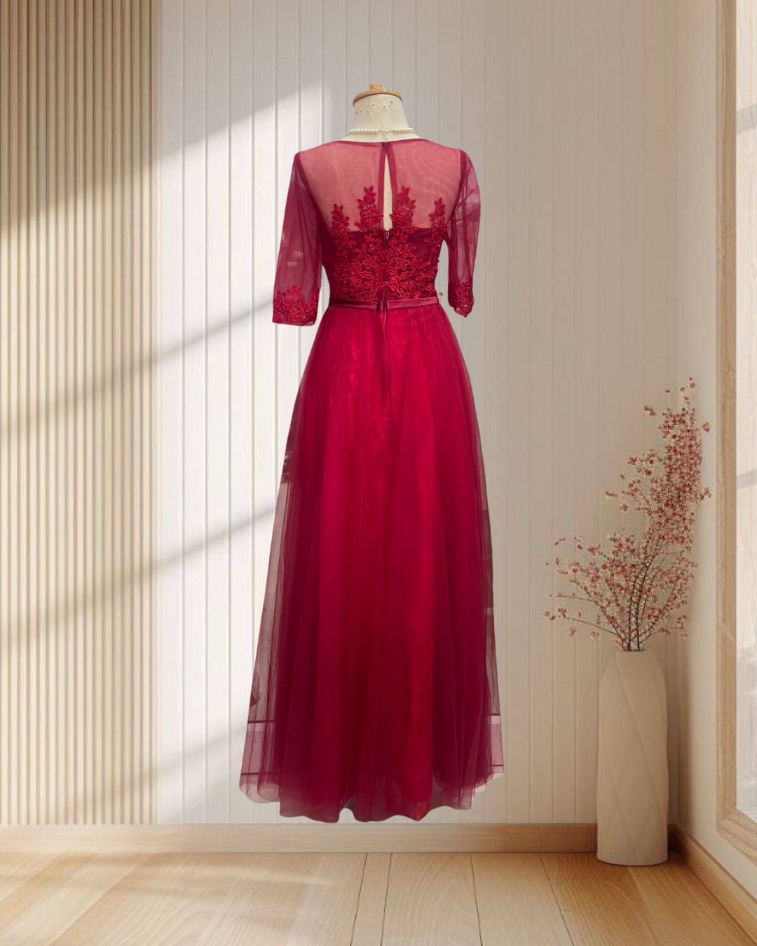 (PRE-LOVED) ราตรียาวสีแดง ผ้ามุ้ง แขนลูกไม้ ไซส์ S