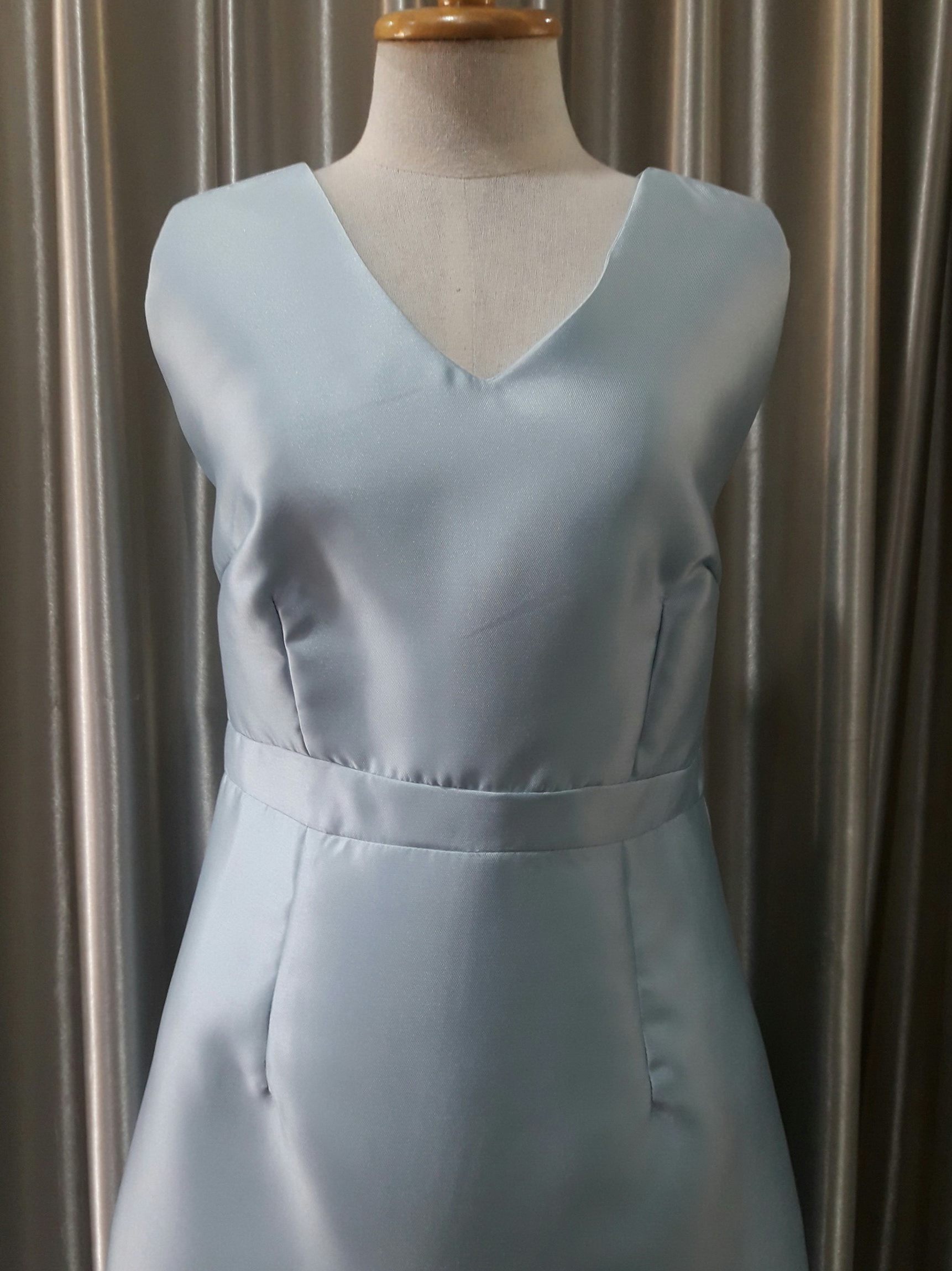 (PRE-LOVED) ชุดราตรีสั้นสีฟ้าชายหางปลาแขนกุดคอวี Size : L