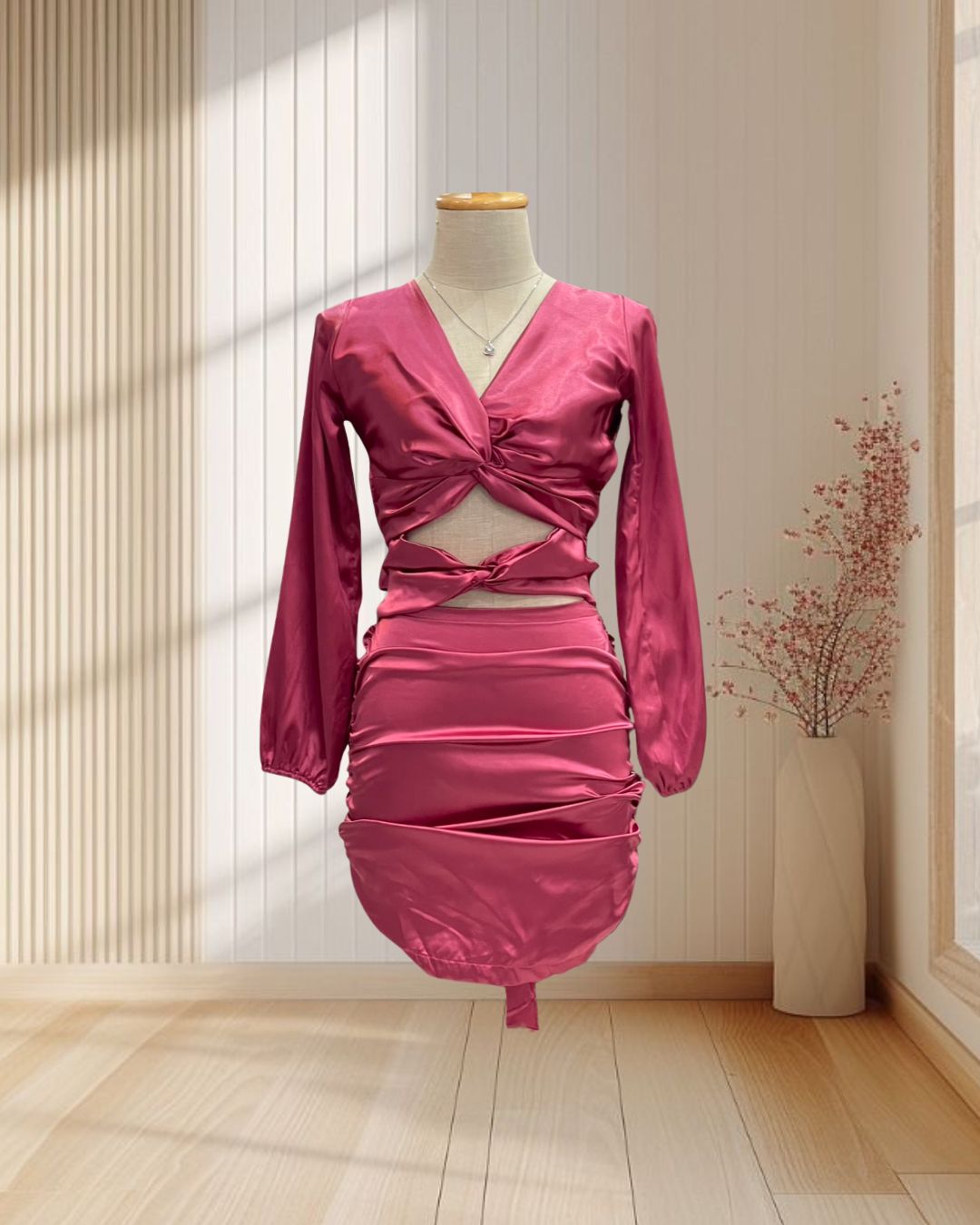 ราตรีสั้น สีชมพูอมม่วง ผ้าซาติน แขนยาว เว้าหลัง ยุ้มด้านข้าง ไซส์ S