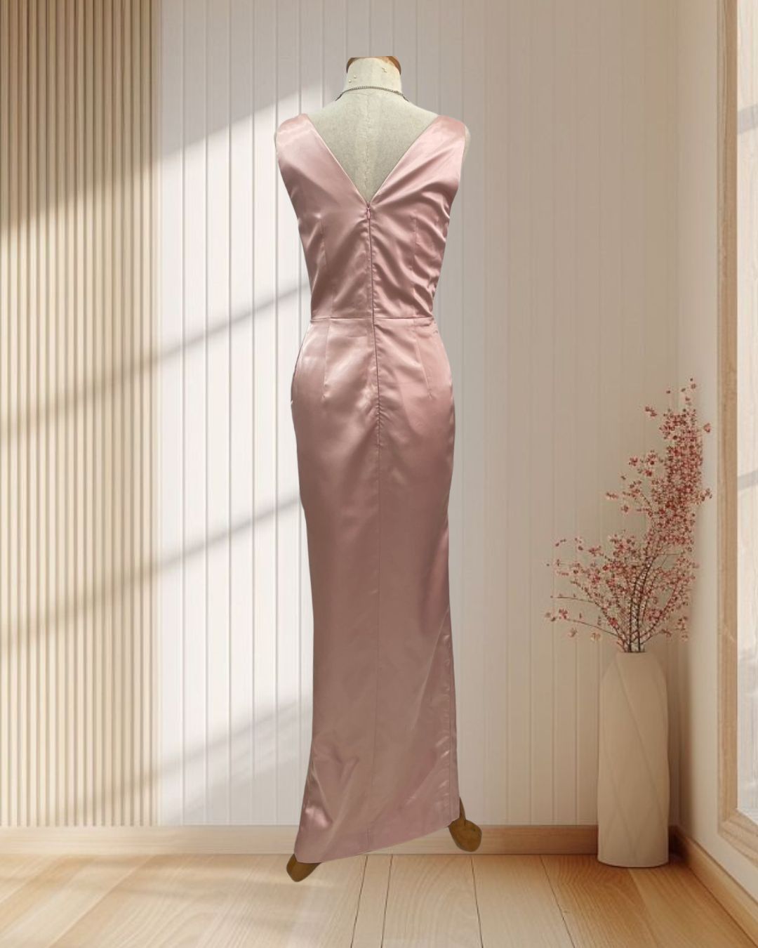 (PRE-LOVED) ราตรียาวสีชมพูโอรส คอวีแขนกุด แต่งจีบช่วงเอว ใส่แล้วดูผู้ดีมาก ไซส์ S