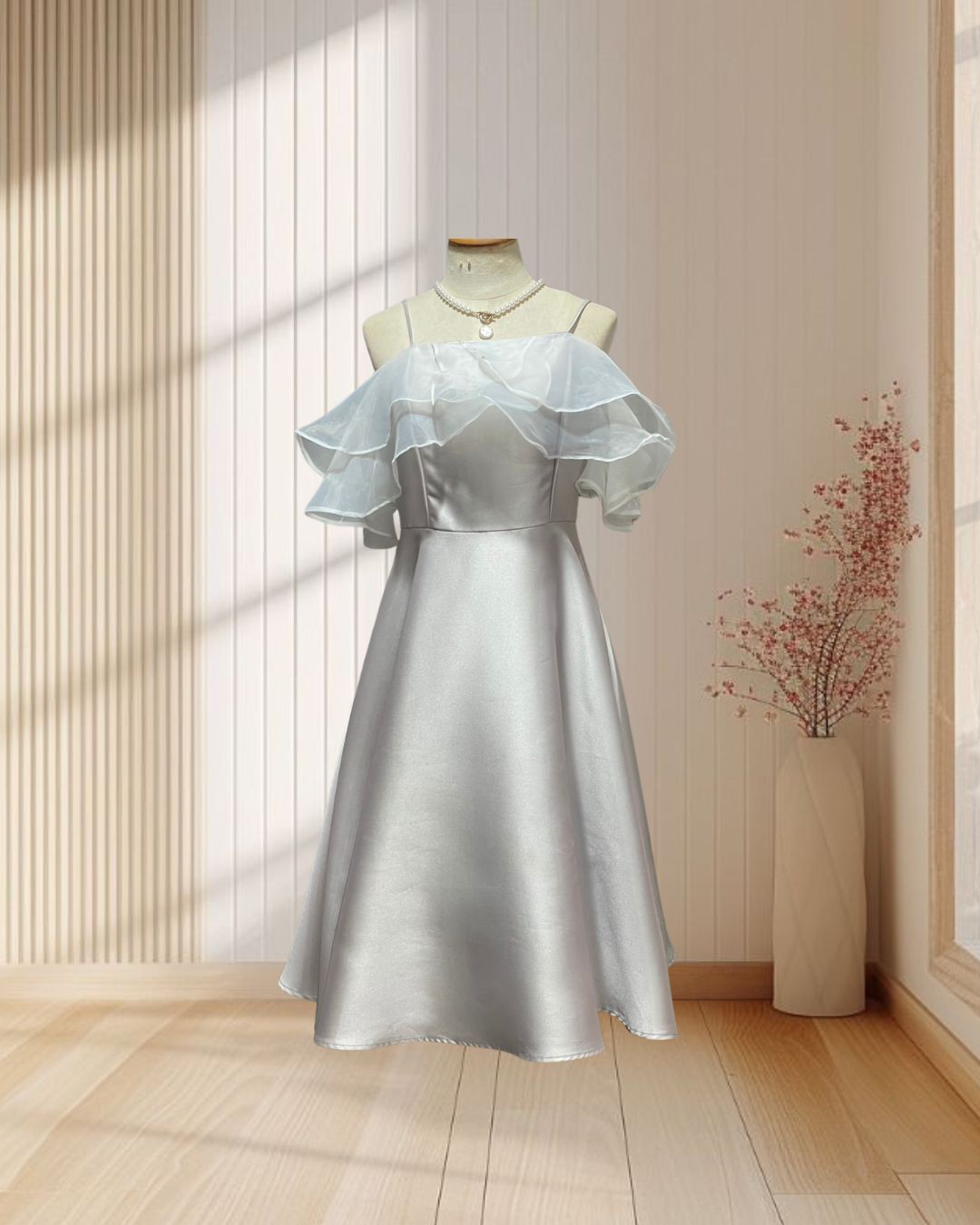 (PRE-LOVED) ชุดราตรีสั้นสีเทา กระโปรงบายสายเดี่ยวอกผ้าแก้วระบายบ(S) มือ2