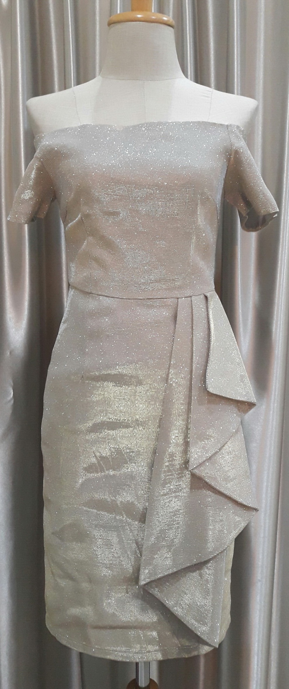 ชุดราตรีสั้นสีทองกลิตเตอร์เปิดไหล่ Size : S มือ2