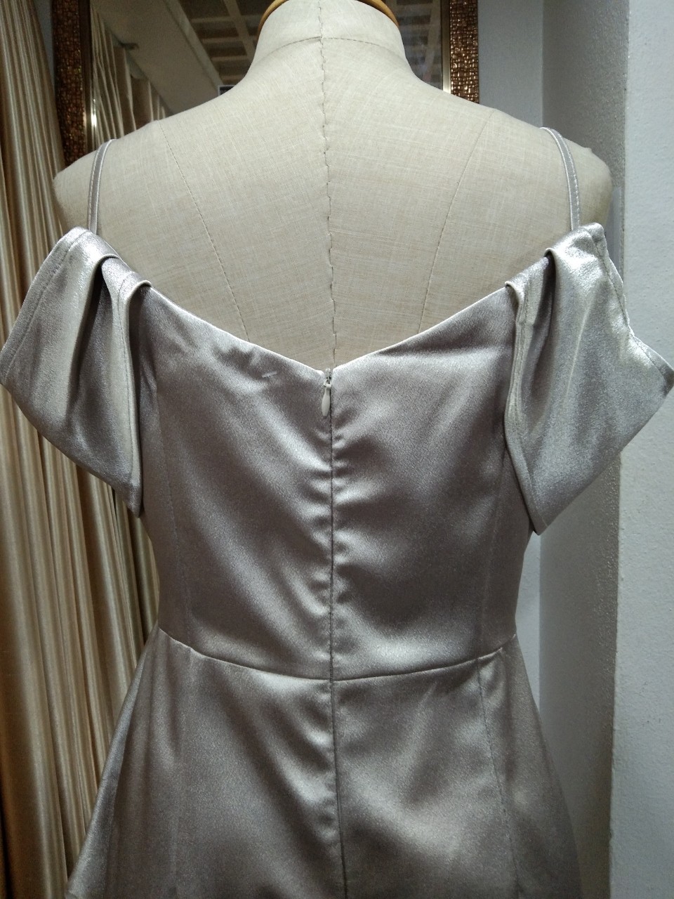 (PRE-LOVED) ราตรีสั้นสีเทาสายเดี่ยวเปิดไหล่จีบข้าง (L) มือ2