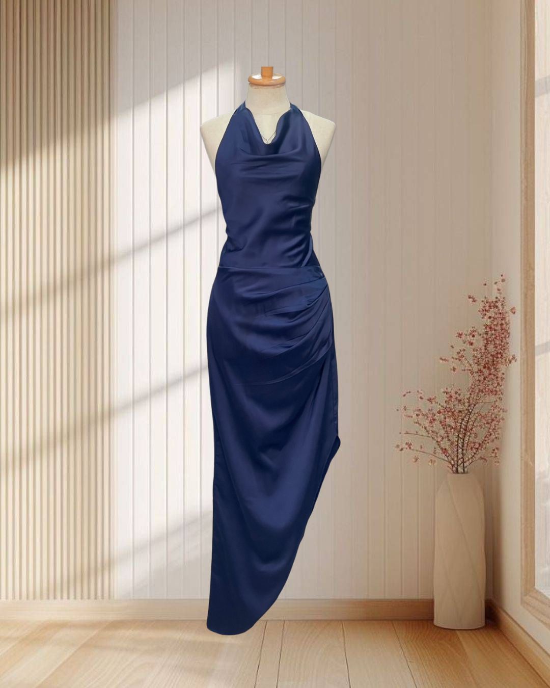ราตรียาวสีกรม ผูกโบว์โชว์หลัง กระโปรงเฉียง แต่งจีบสะโพก ไซส์ L
