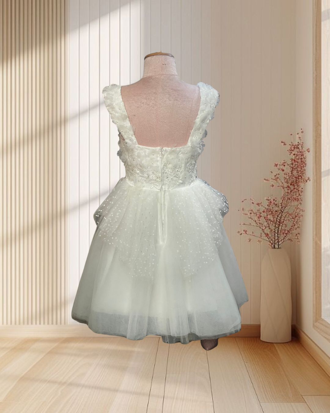 (PRE-LOVED) ราตรีสั้นสีขาว ผ้ามุ้งกระโปรงบาน ปักดอกไม้ 3D ไซส์ S