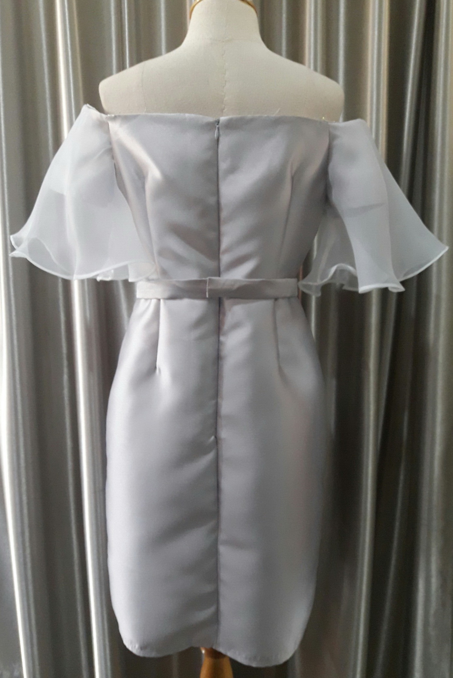 (PRE-LOVED) ชุดราตรีสั้นสีเทาเปิดบ่าเเขนผ้าแก้ว+เข็มขัด Size : L