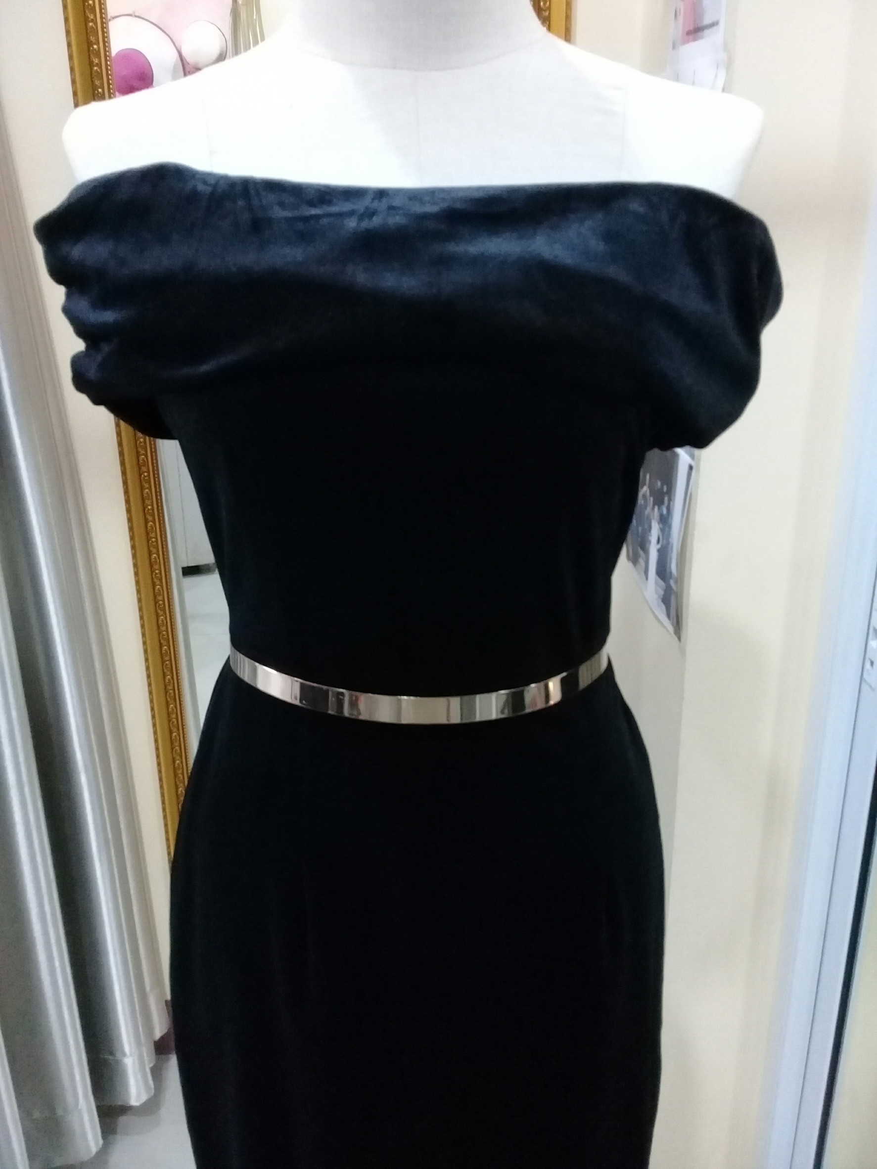 (PRE-LOVED) ชุดราตรีสั้นปาดไหล่สีดำผ้ากำมะหยี่ (L) มือ2