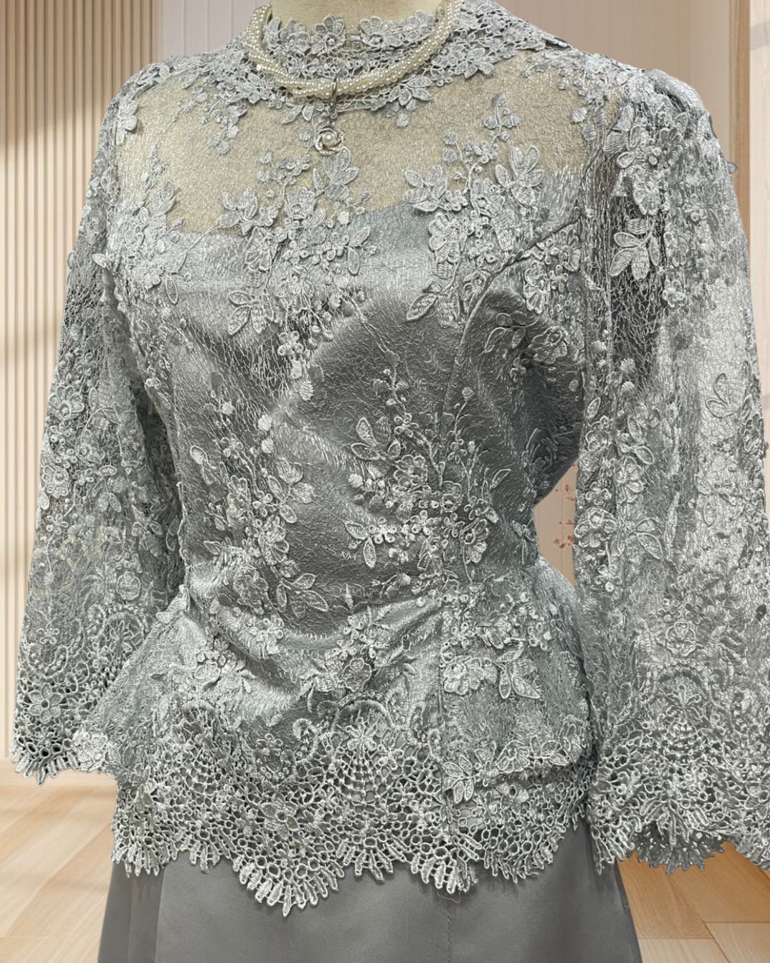 (PRE-LOVED) ชุดคุณแม่สีเทา ผ้าลูกไม้+กระโปรงผ้าไหมเทียม ไซส์ L