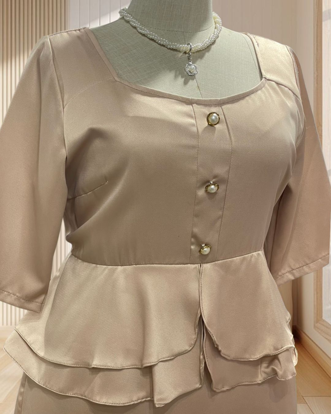 (PRE-LOVED) ชุดราตรีสีครีม คอเหลี่ยมมีแขนแต่งระบายสะโพก 5XL