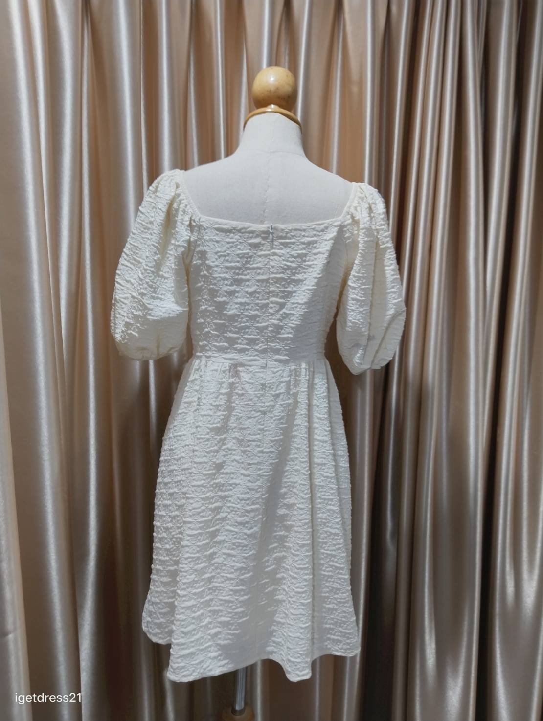 ชุดเดรสสั้นสีขาวแขนสั้นแต่งเพชร L