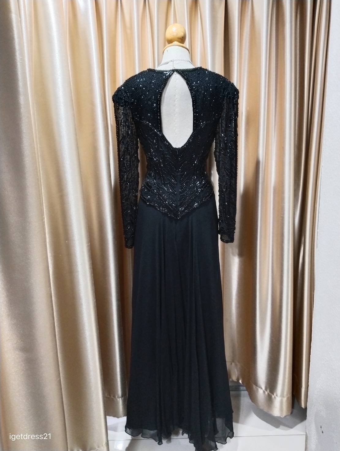 (PRE-LOVED) ชุดราตรียาวปักเลื่อมแขนยาวสีดำ L