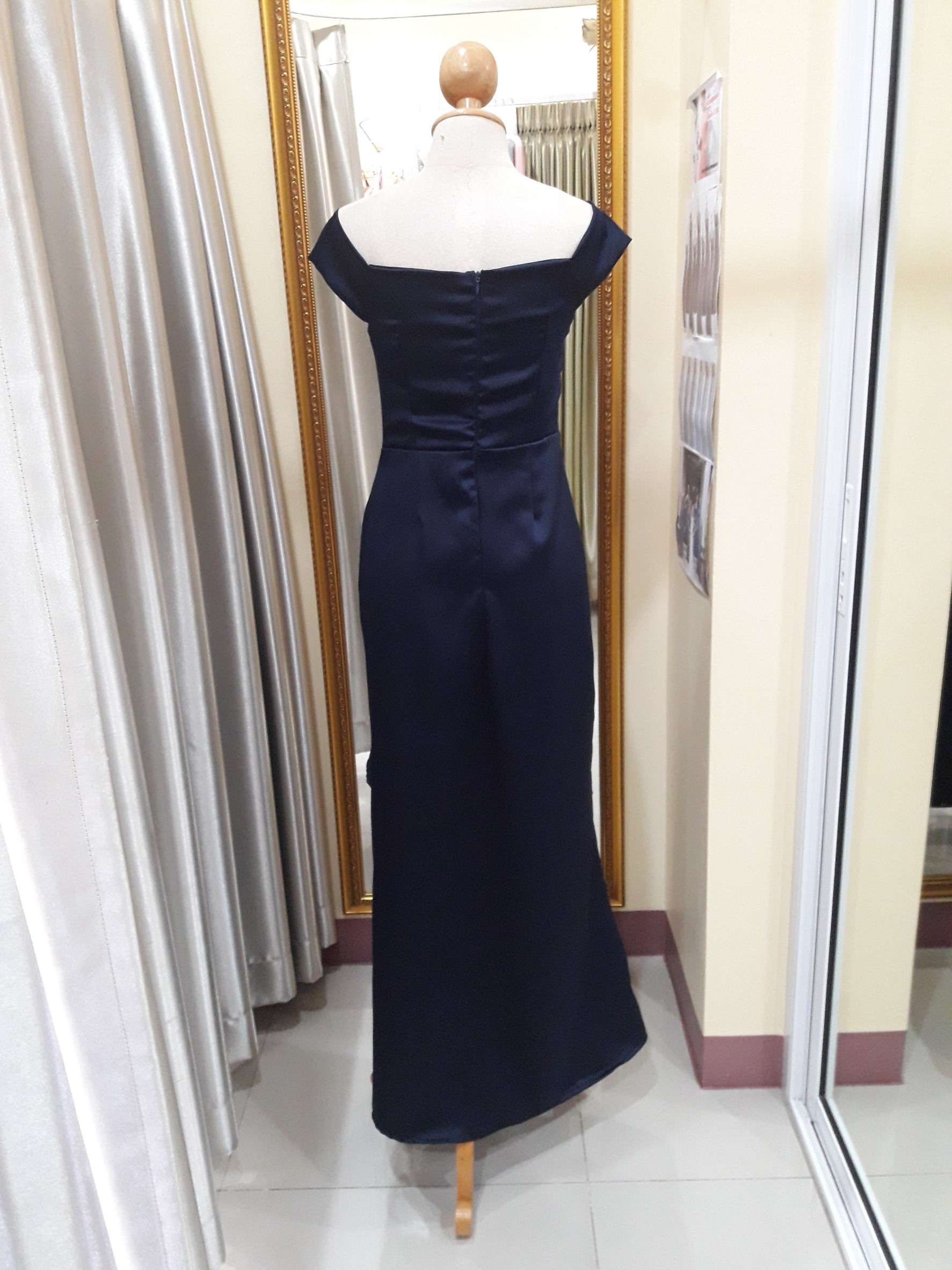 (PRE-LOVED) ชุดราตรียาวปาดไหล่เอวจีบ (S)