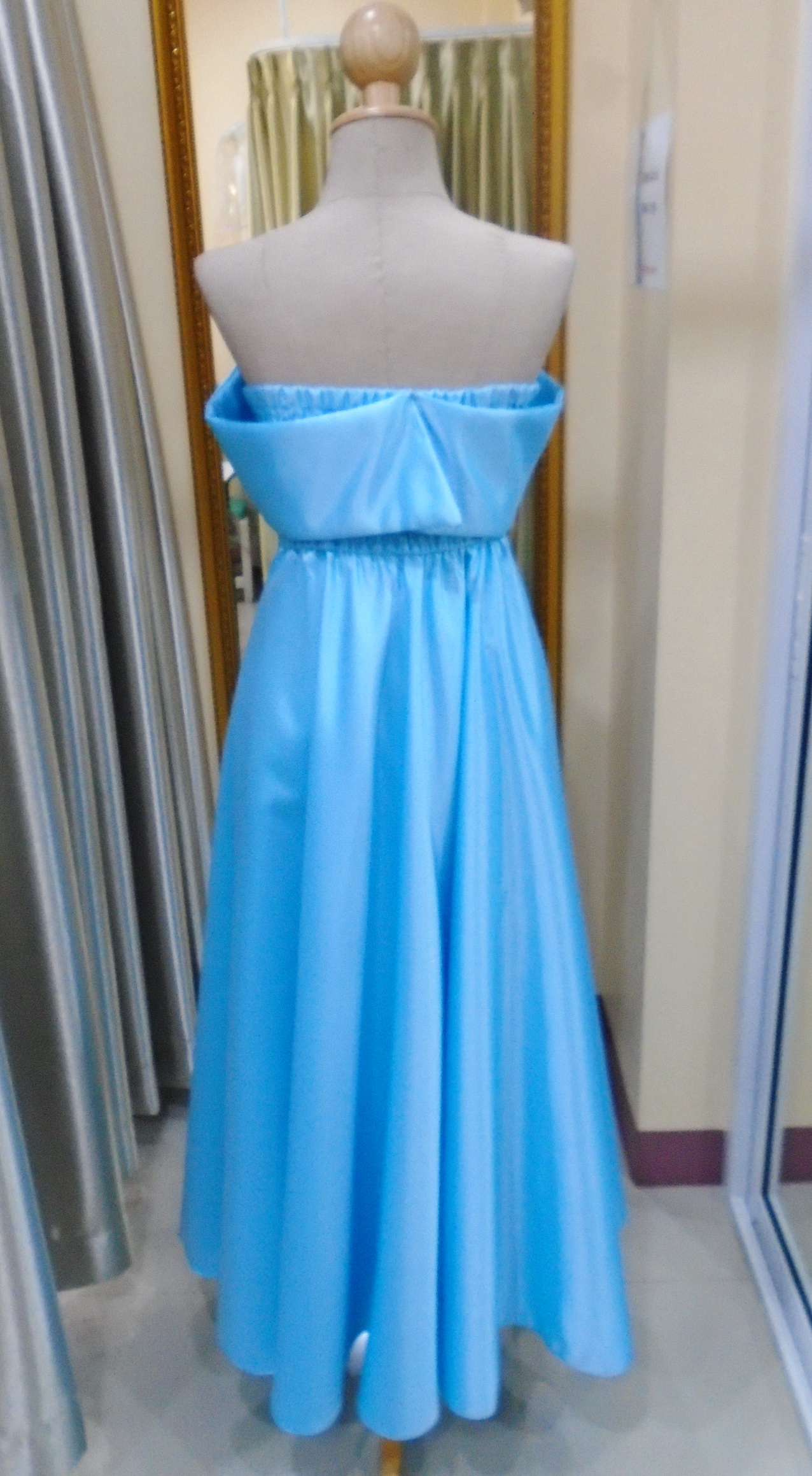 (PRE-LOVED) ราตรียาวสีฟ้า ปาดไหล่เกาะอกโบว์(ฟรีไซส์)