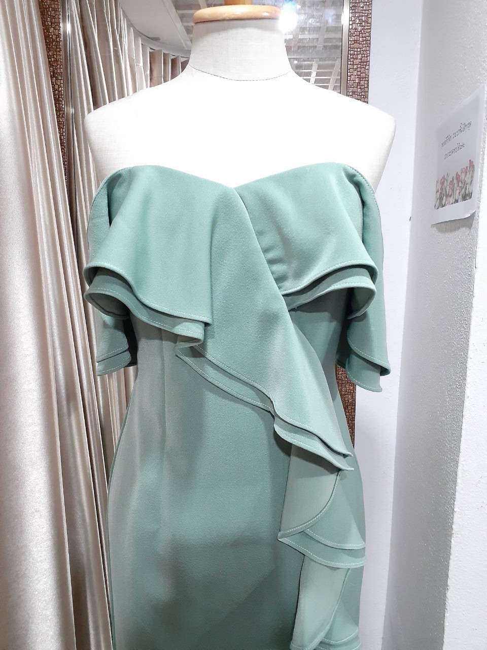 (PRE-LOVED) ชุดราตรียาวสรเขียวปาดไหล่แต่งระบาย (S) มือ2