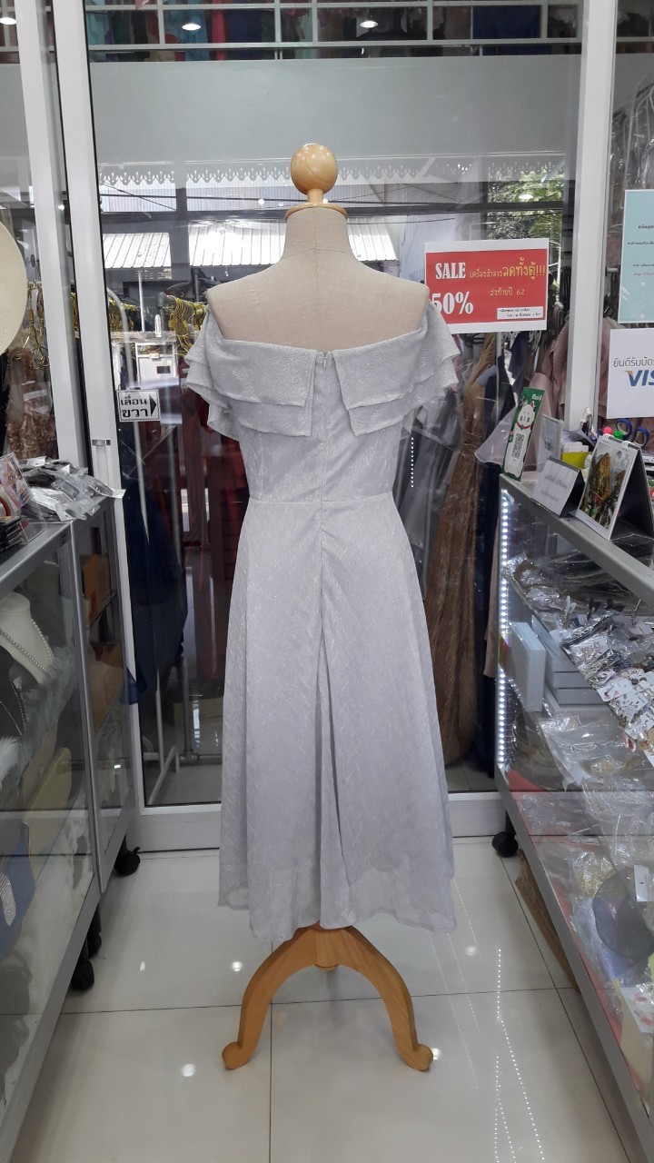 (PRE-LOVED) สั้นเงินเปิดบ่าอกระบาย2ชั้นผ้า silk gliter (3XL)