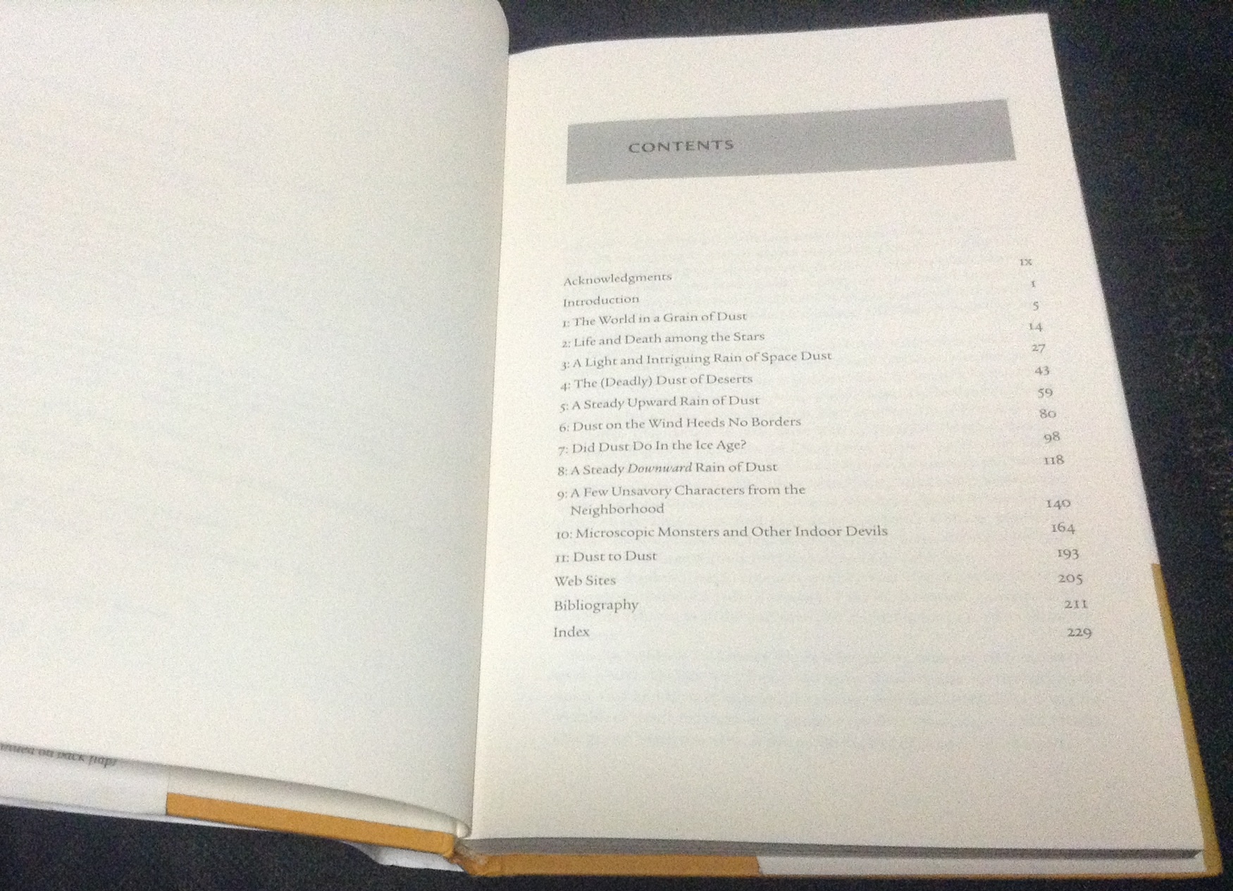 The Secret Life of Dust: From the Cosmos to the Kitchen Counter, the Big Consequences of Little Things by Hannah Holmes ราคา 430