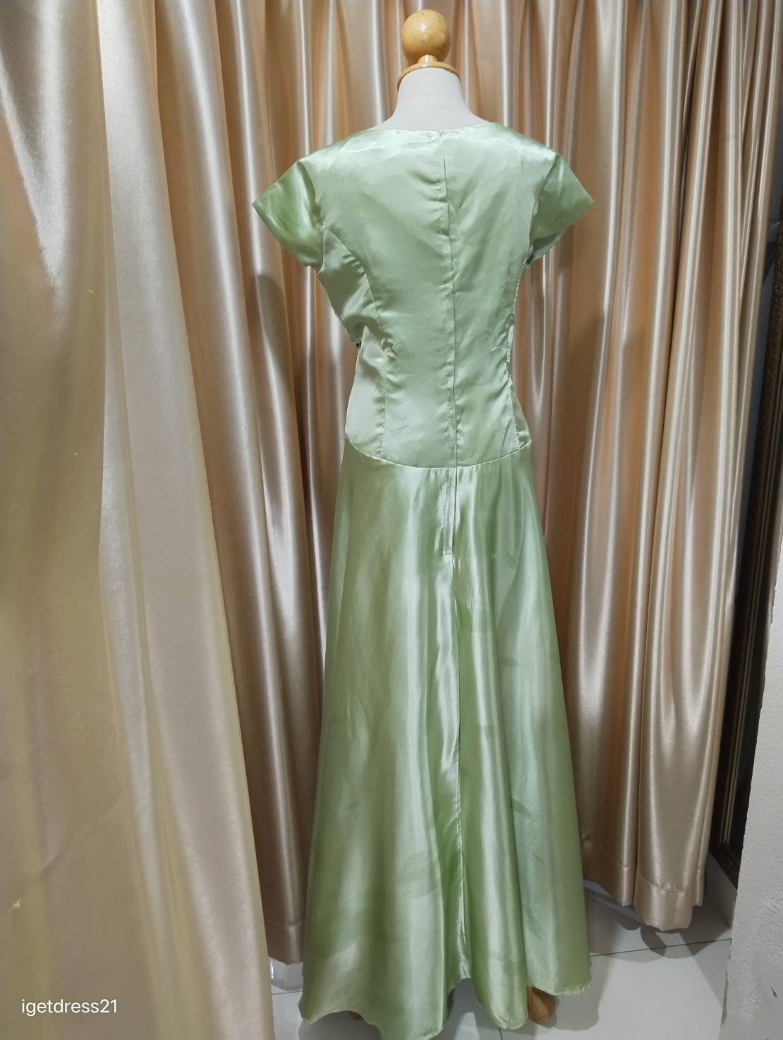 (PRE-LOVED) ชุดราตรียาวผ้าเงามีแขน สีเขียว XL