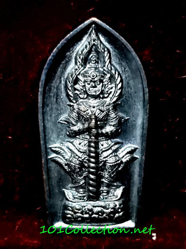 #002 ท้าวเวสสุวรรณ จตุมหาราชิกา พิมพ์ปรกมะขามรุ่นแรก หลวงปู่จันทร์ โชติโก วัดน้ำแป้งวนาราม อ.ปง พะเยา ปี ๒๕๖๒ เนื้อทองแดงรมดำ โค๊ดแจก เลข No.๑๕๘๓