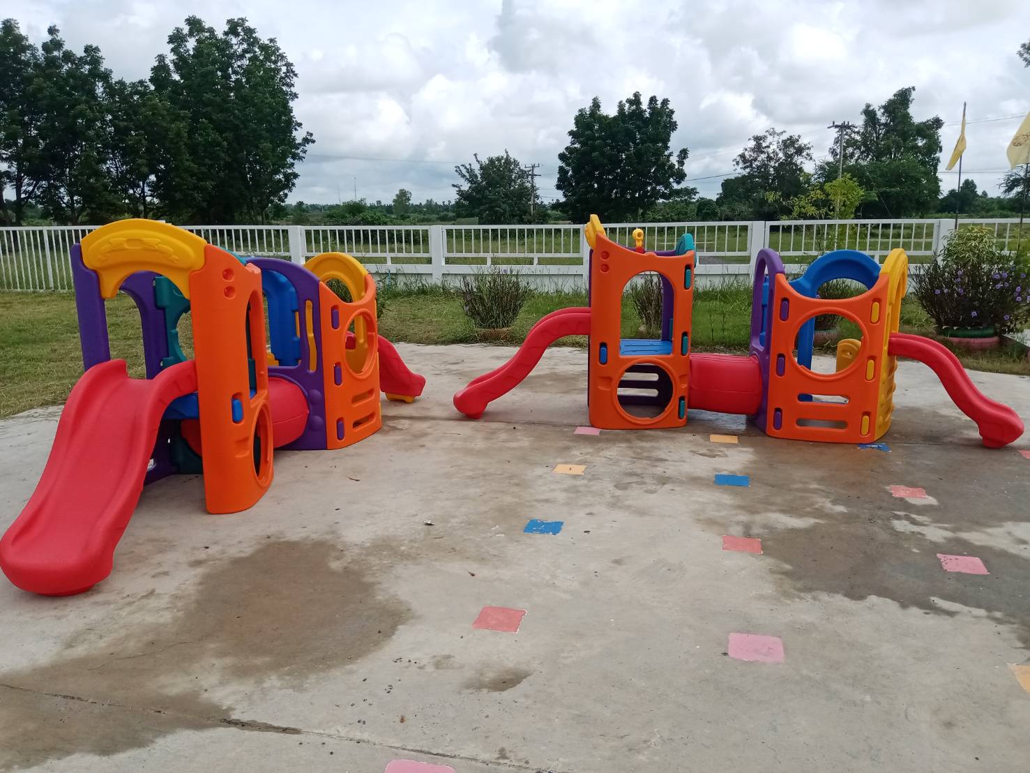 ปราสาทกระดานลื่น ปราสาทน้อย 2 หลัง พร้อมท่อเชื่อมและสไลเดอร์