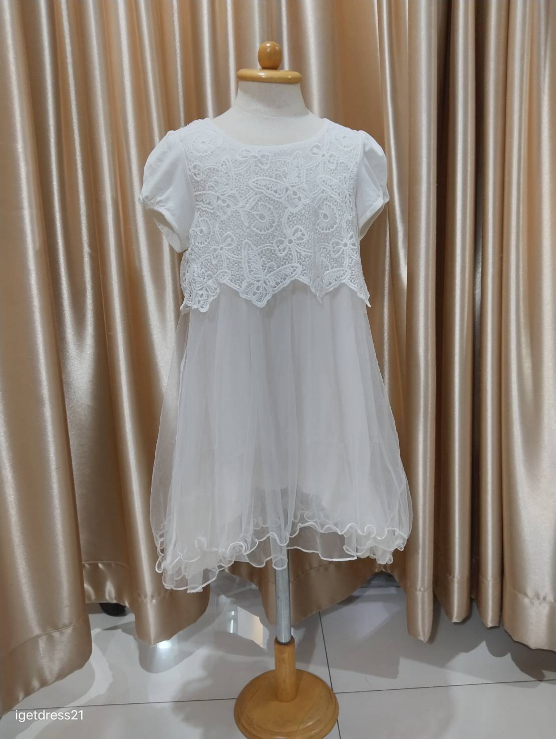 ชุดเด็กสีขาวอกผีเสื้อ