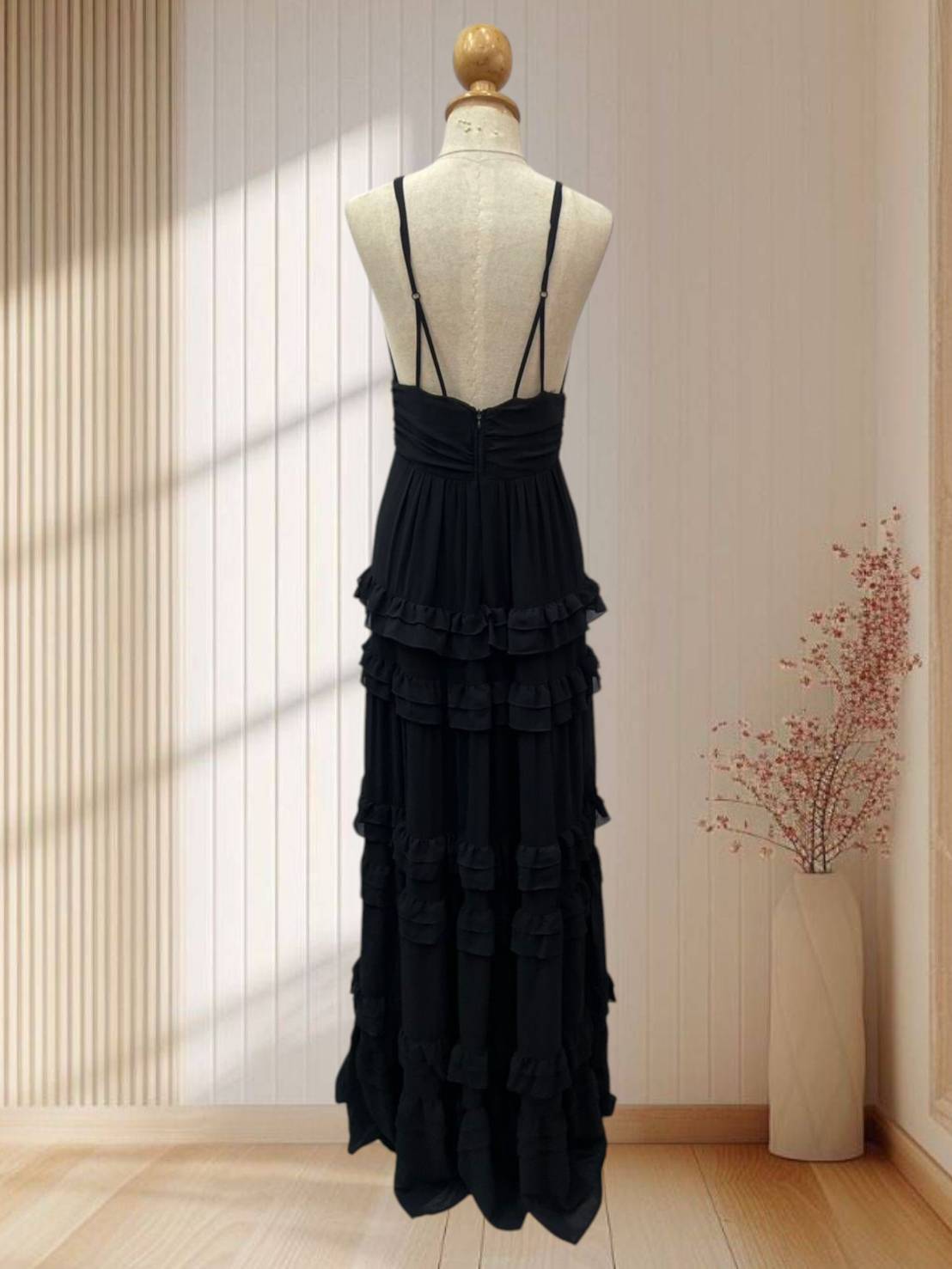 (PRE-LOVED) ราตรียาวสายเดี่ยวสีดำ แต่งกระโปรงระบายชั้นๆ คิกขุอาโนเนะ แต่ก็ติดเซ็กซี่ ไซส์ M