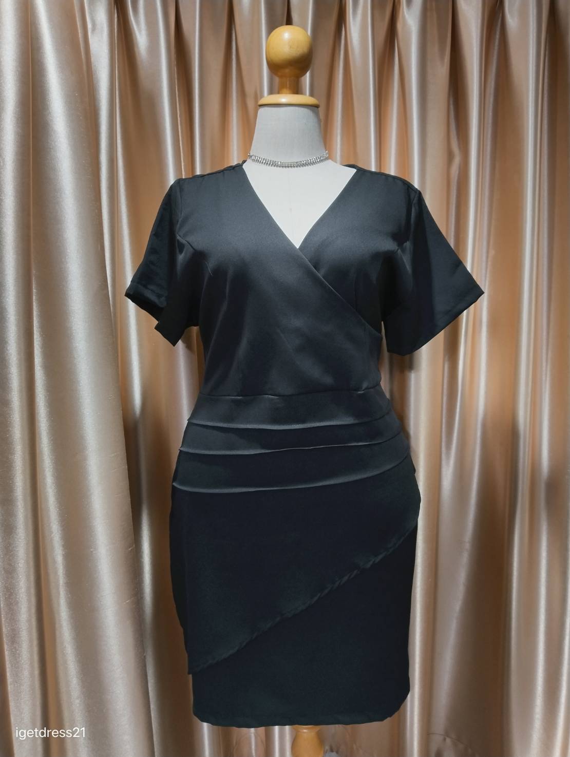 ชุดเดรสสั้นมีแขนคอวีตีเกล็ดหน้าสีดำ 2XL
