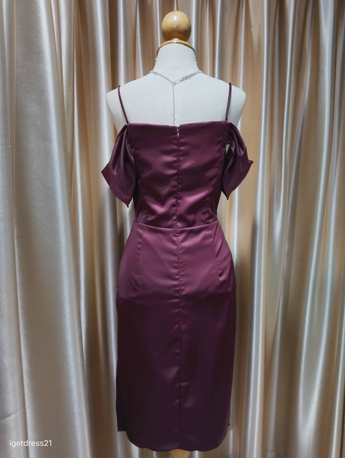 (PRE-LOVED) ชุดราตรีสั้นสายเดี่ยวโอบไหล่สีแดง M