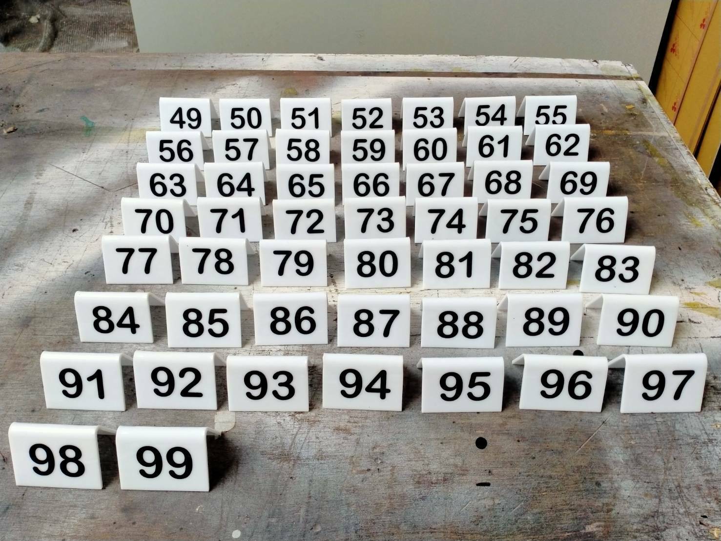 ป้ายอะคริลิคดัด ตั้งโต๊ะ ตัวเลข49-99 -อะคริลิคสีขาว หนา 3mm พับตั๊งโต๊ะ