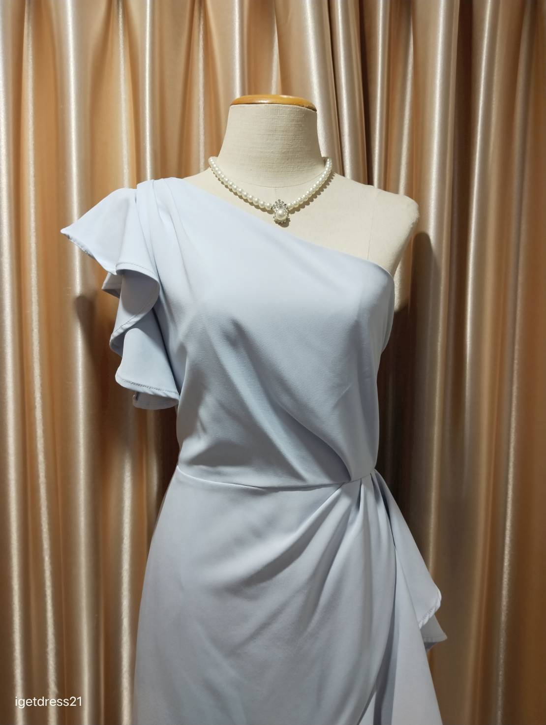 (PRE-LOVED) สั้นบ่าเบี่ยงระบายสีฟ้า (M)