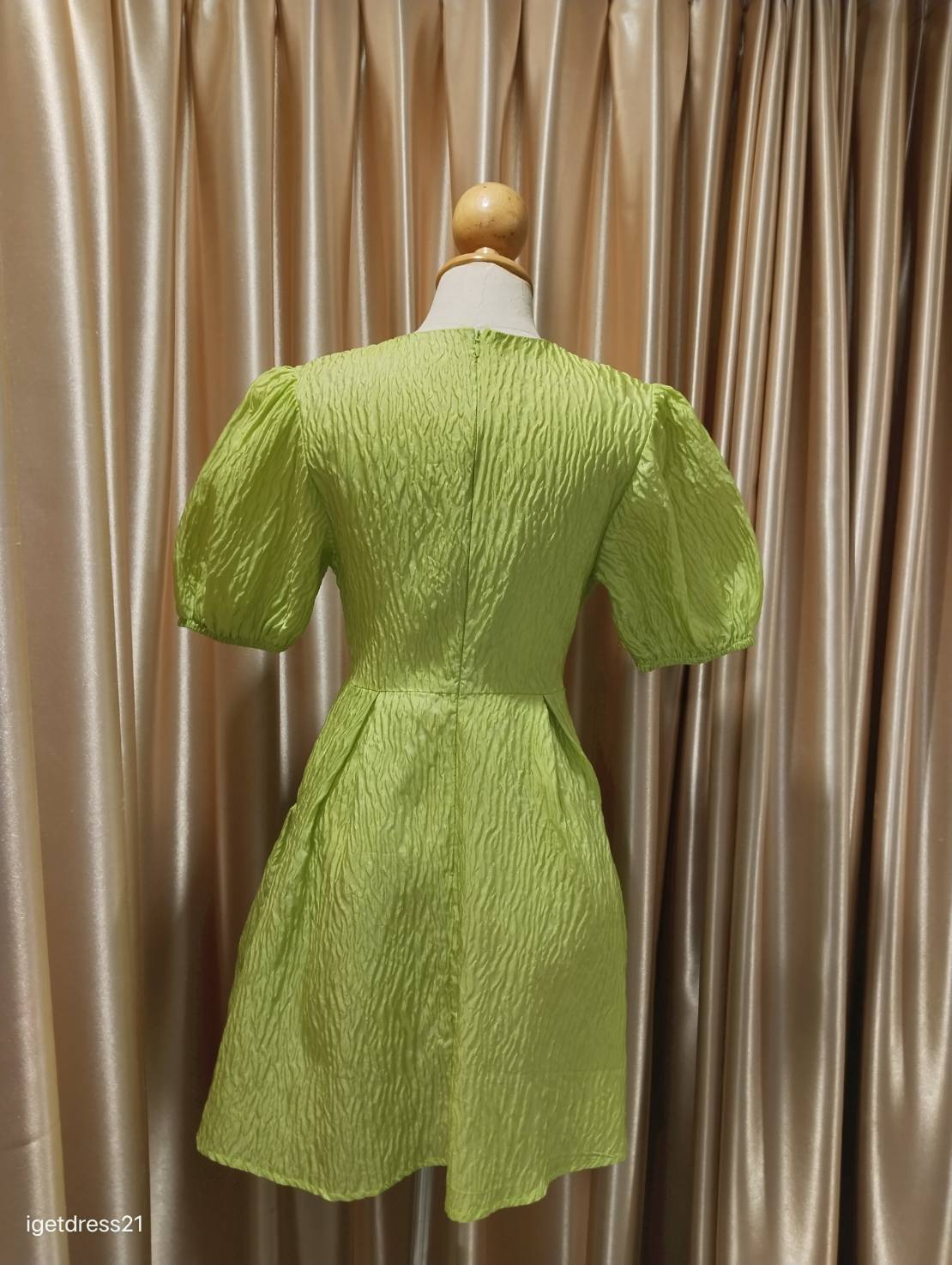 ชุดเดรสสั้นมีแขนกระเป๋า 2 ข้างสีเขียว S