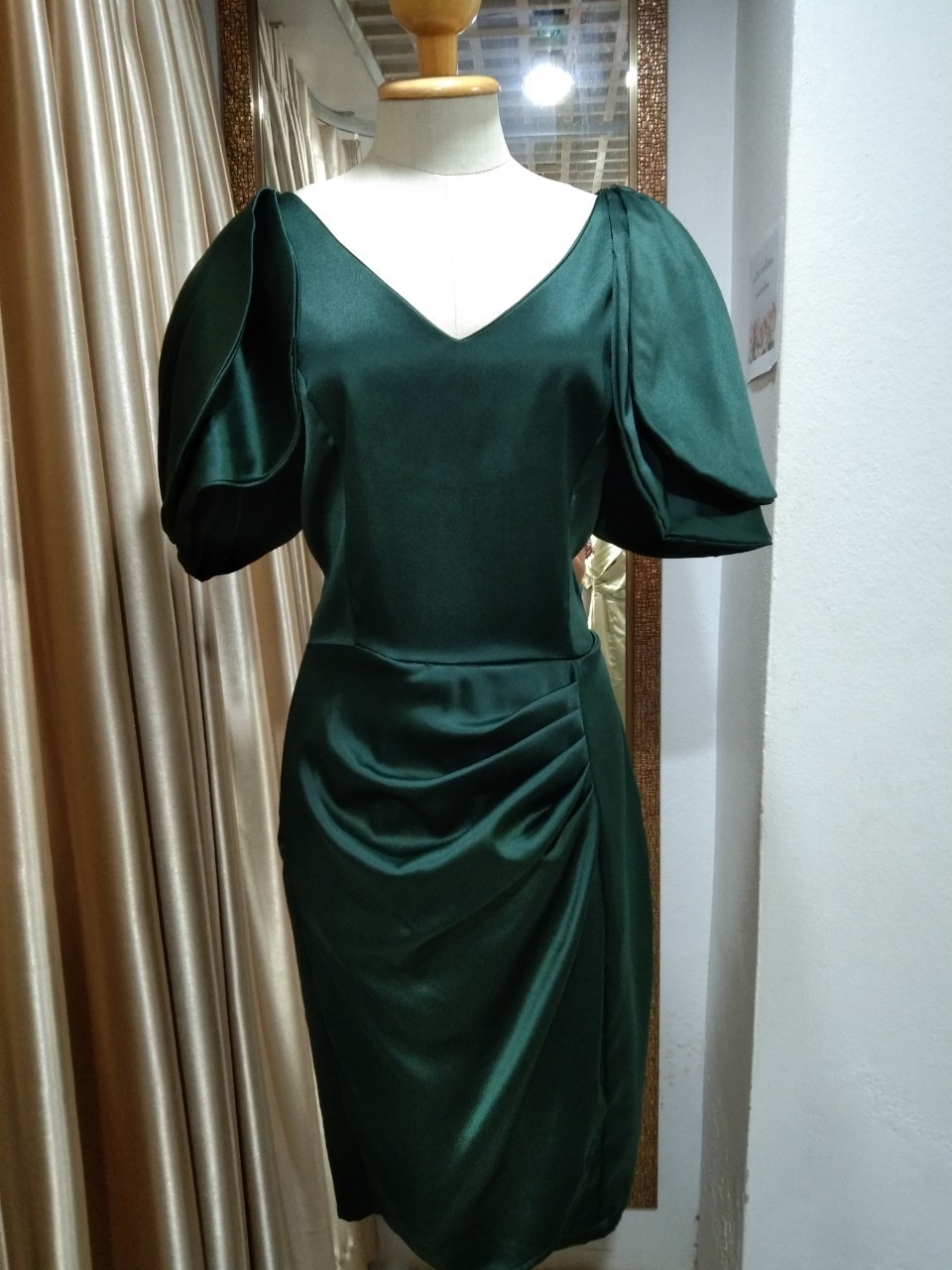 (PRE-LOVED) ราตรีสั้นมีแขนปก 2 ชั้้น สีเขียว (XL)