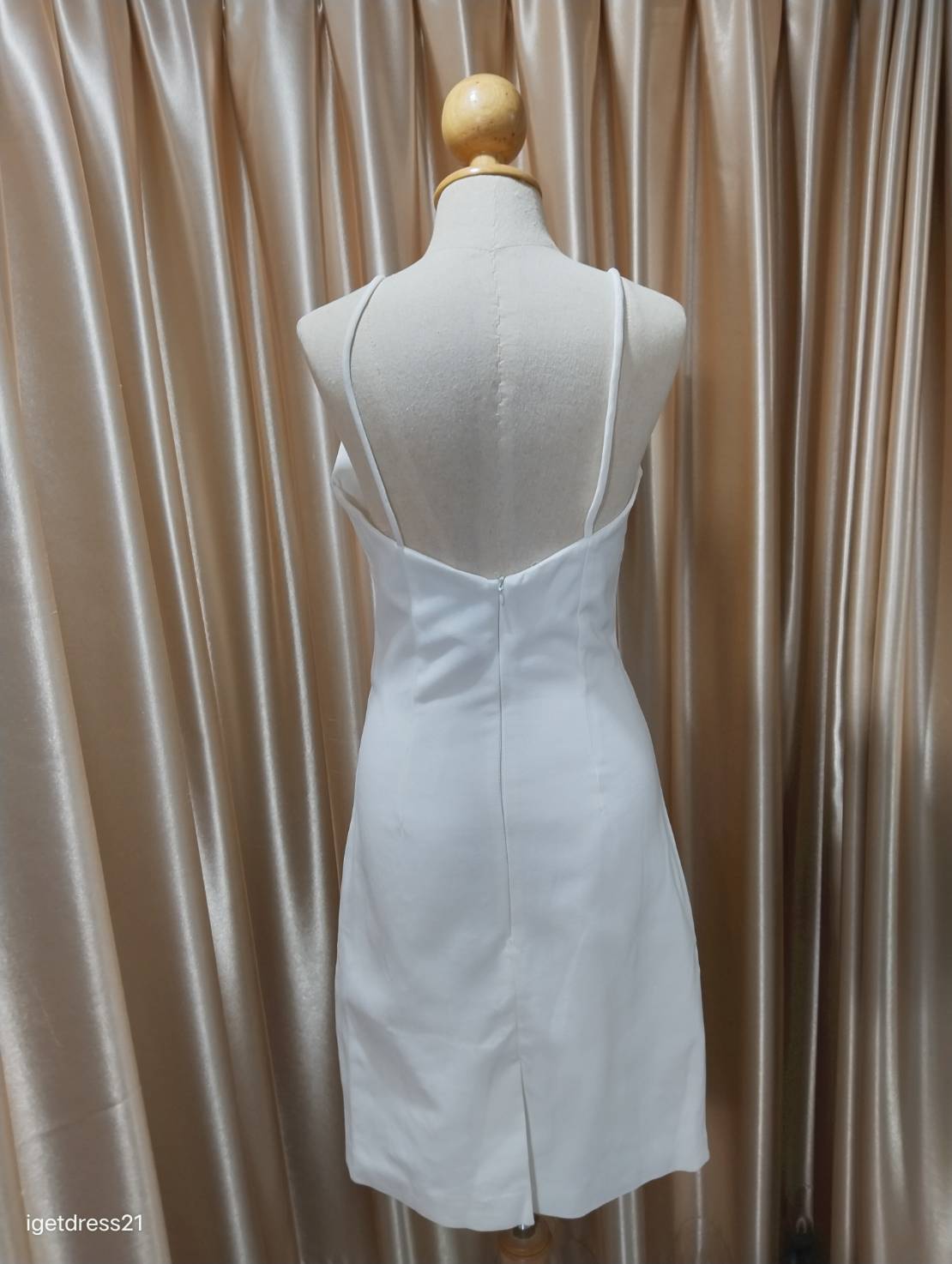 ชุดเดรสสายเดี่ยวสีขาว ปักดอกไม้ดำที่กระโปรง