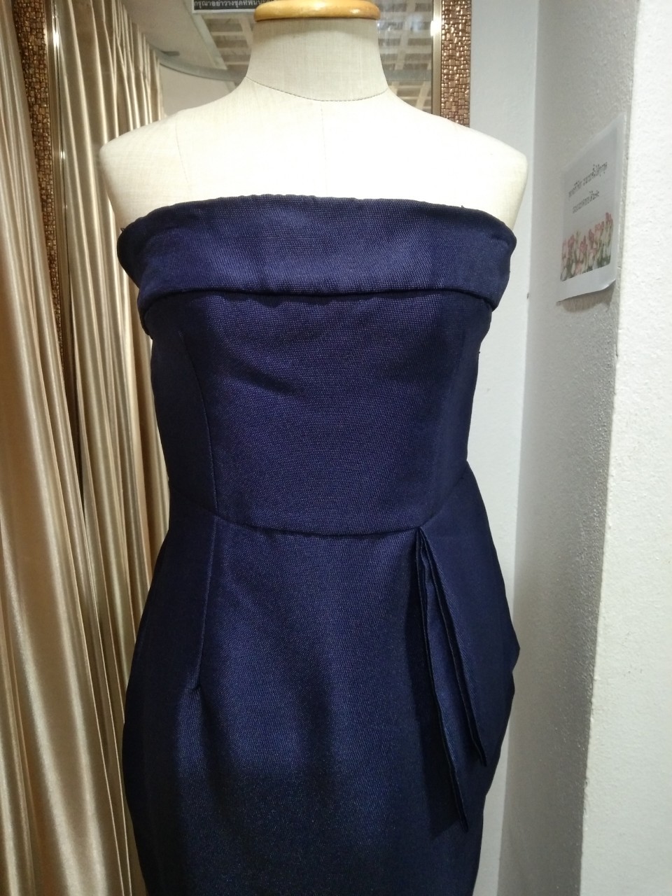 (PRE-LOVED) ราตรีสั้น เกาะอกสีกรม (M)