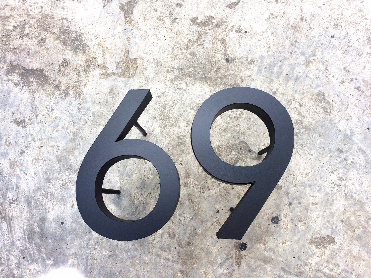 .อักษรสแตนเลสบ้านเลขที่ 69 พ่นสีดำ ติดขาลอย