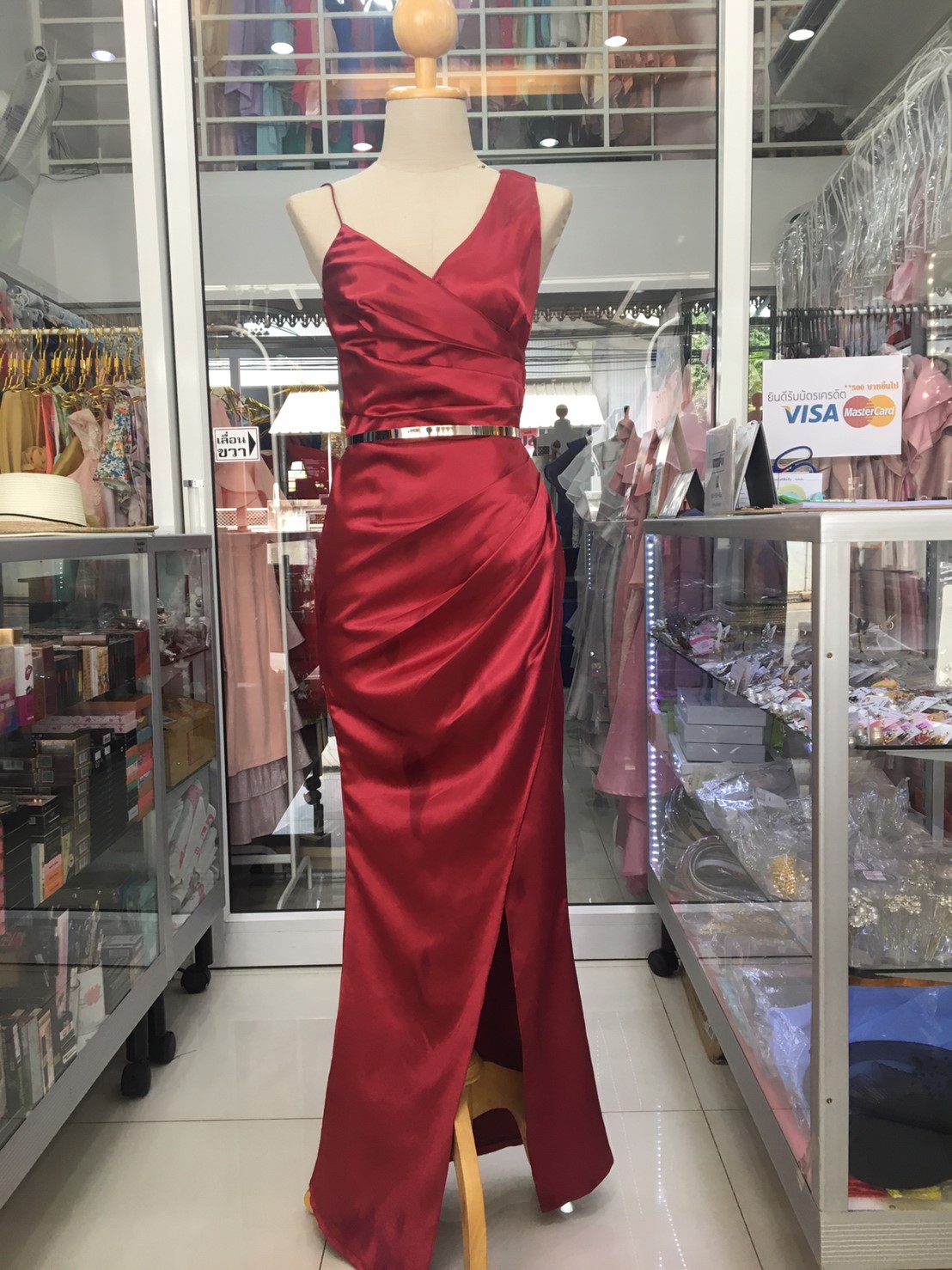 ราตรียาวสีแดงแขนกุดและสายเดี่ยว (S)