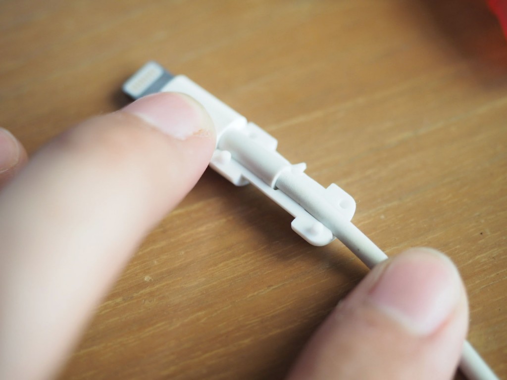 ตัวล็อคกันสายชาร์จขาด/หัก รูปโบว์ (สีขาว)