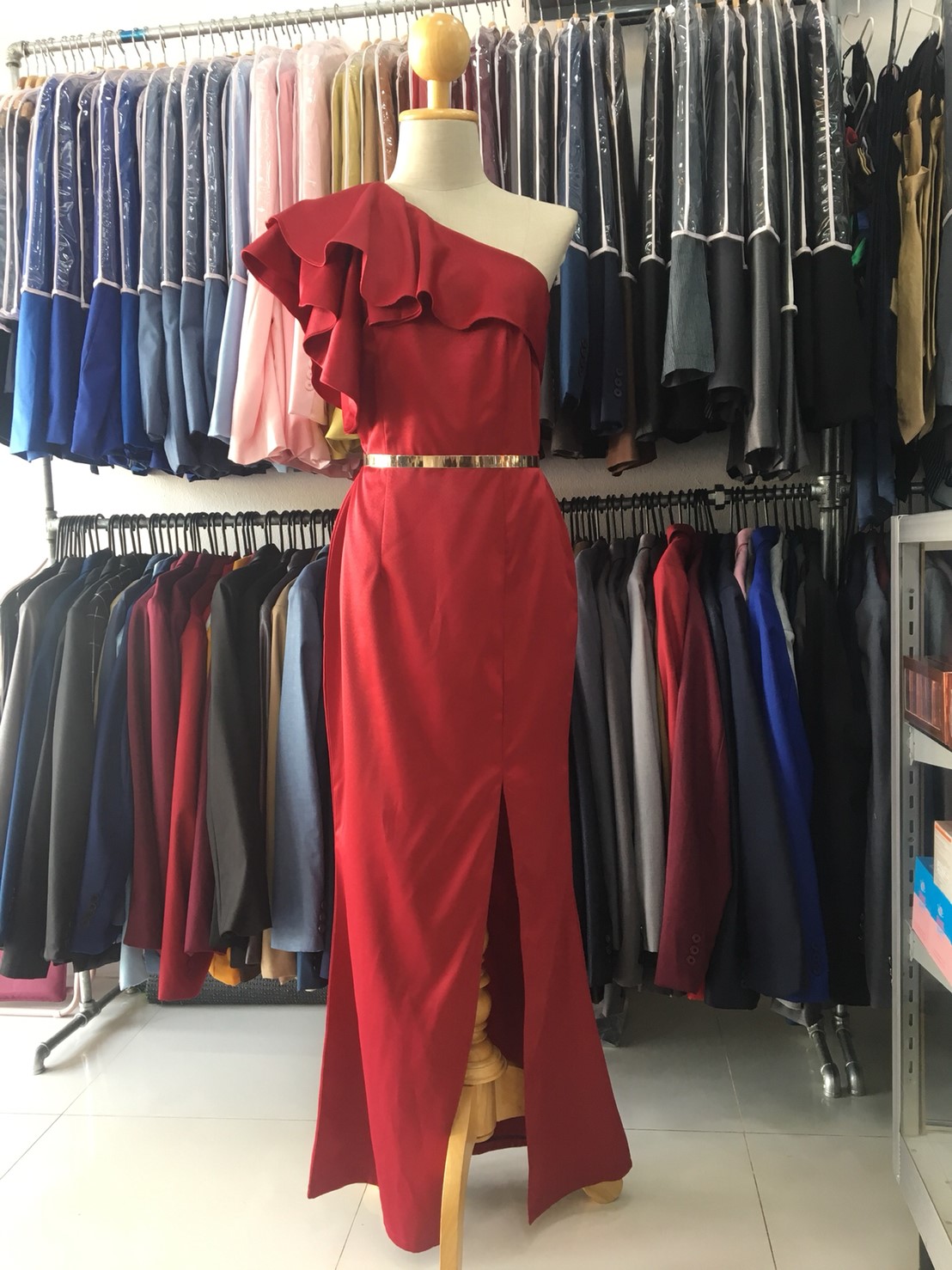 ราตรียาวสีแดงไหล่เฉียงระบาย (M)