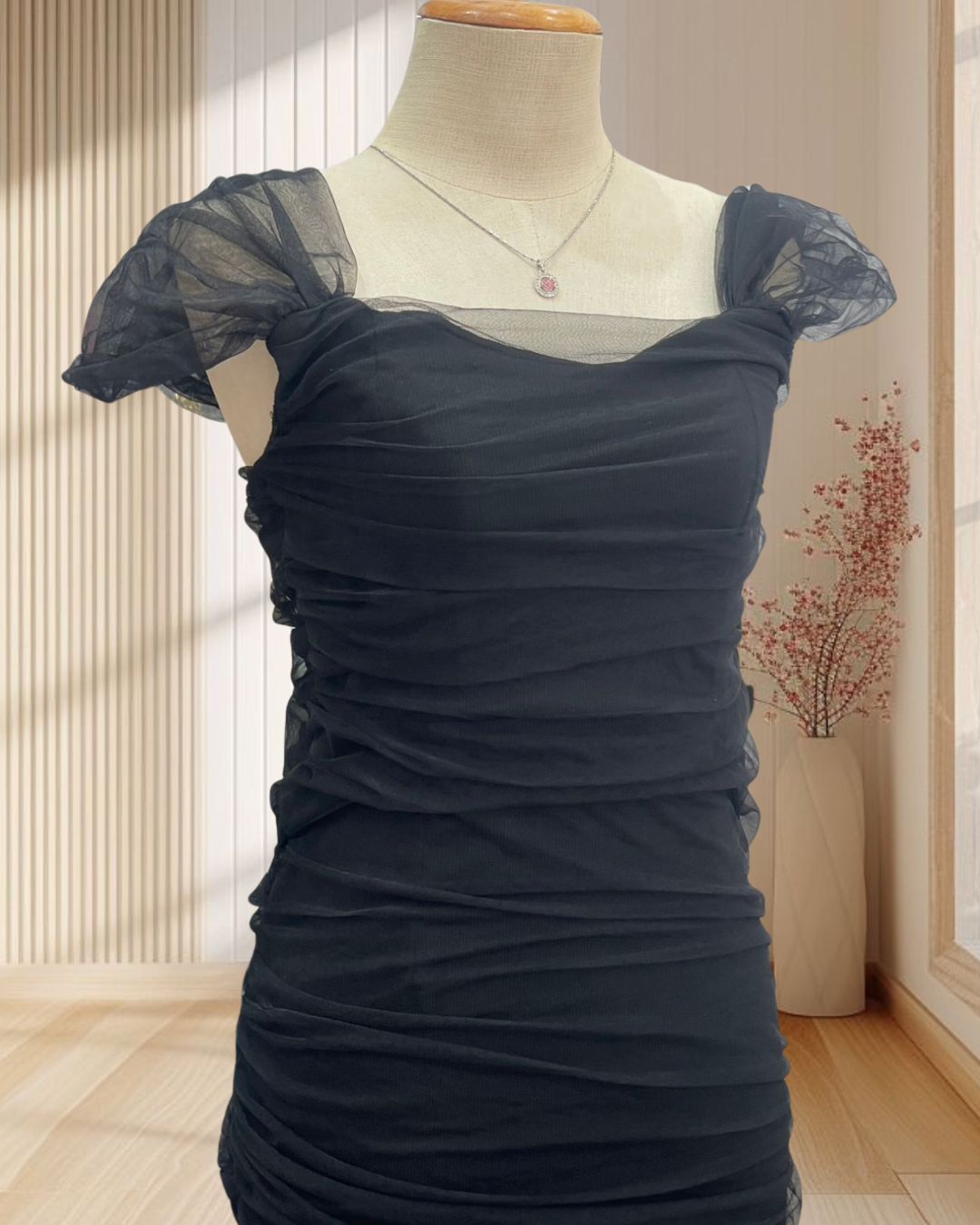 เดรสสั้นสีดำ แขนผ้ามุ้ง ผ้ามุ้งย่นจีบด้านข้าง ไซส์ M-L