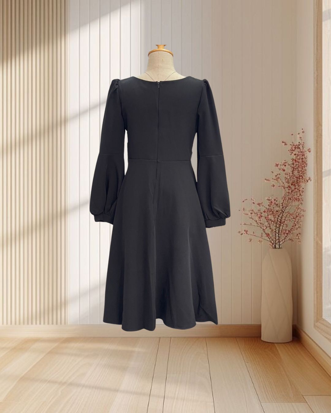 เดรสสั้นสีดำ แขนยาว กระโปรงบาน มีลูกเล่นที่หน้าอก ไซส์ M