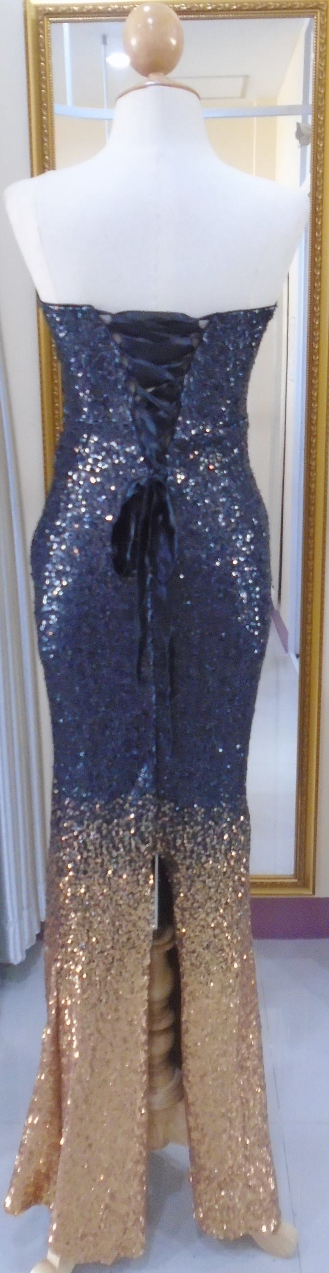 (PRE-LOVED) ราตรียาวสีดำปักเลี่ยมสานหลังเลื่อมชายเหลือง(ฟรีไซส์) มือ2