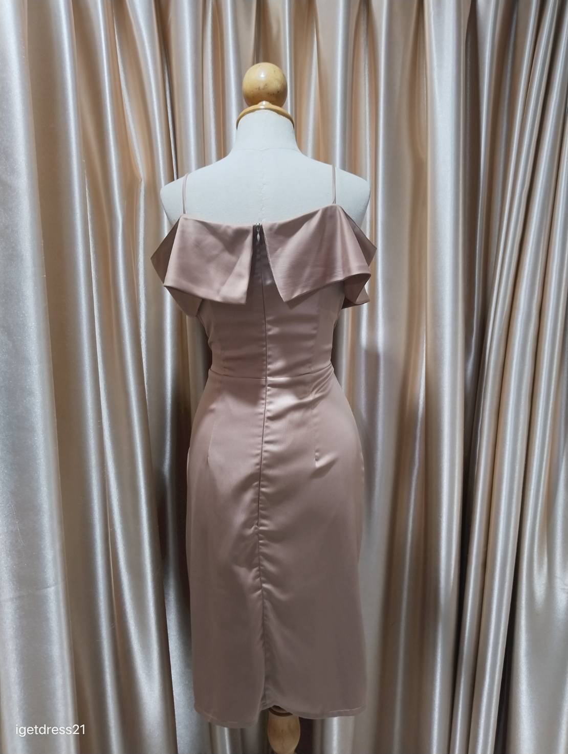 (PRE-LOVED) ราตรีสั้นสีโอวัลติน สายเดี่ยวระบายปกป้าย ผ้าเครปซาติน ไซส์ M