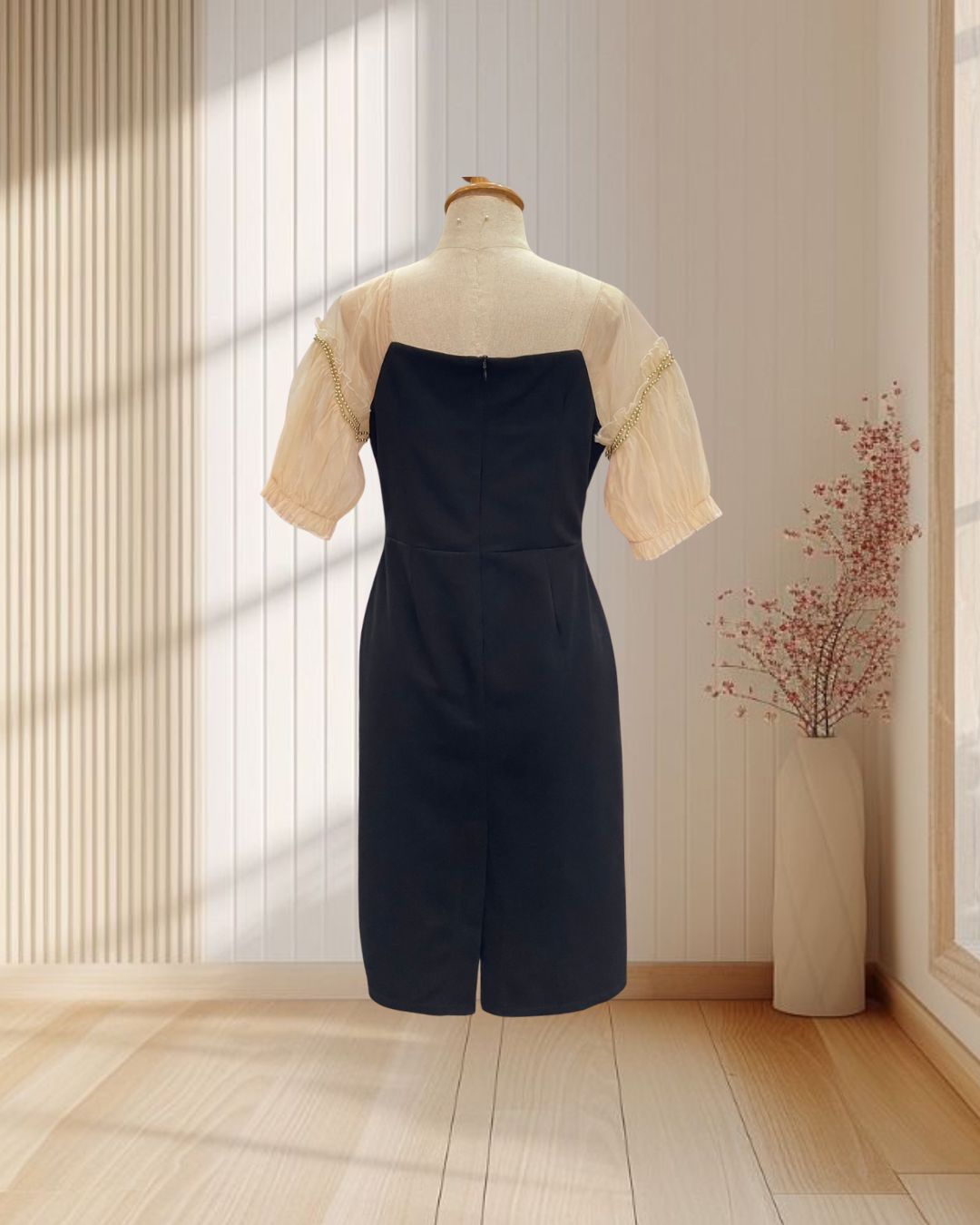 เดรสสั้นสีดำ แขนตุ๊กตาสีครีม แต่งไหล่มุก ไซส์ L